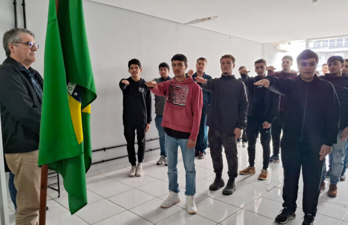 Jovens casquenses realizam Juramento à Bandeira e recebem CDI em solenidade na Prefeitura