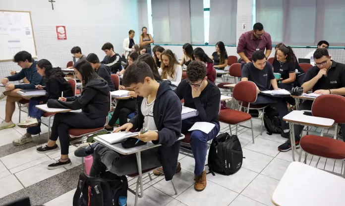Os pré-selecionados na chamada regular do segundo semestre de 2025 do Fundo de Financiamento Estudantil (Fies) deverão complementar a inscrição a partir desta quarta-feira (30). O prazo termina às 23 horas e 59 minutos de sexta-feira (1º) (horário de Brasília). A lista dos alunos selecionados, que foi divulgada na terça-feira (29), pode ser acessada no Portal Único de Acesso ao Ensino Superior, com login pelo portal Gov.br. O programa do Ministério da Educação (MEC) concede financiamento a estudantes de cursos de graduação em instituições de educação superior privadas participantes do Fies e com avaliação positiva no Sistema Nacional de Avaliação da Educação Superior (Sinaes). Complementação das informações De acordo com o edital do Fies 2025, os candidatos pré-selecionados deverão acessar complementar as informações solicitadas diretamente no sistema Fies Seleção. O candidato que se inscreveu para vagas destinadas às pessoas com deficiência (PCD), deverá comprovar sua situação com laudo médico atestando a espécie e o grau da deficiência, com expressa referência ao código correspondente da Classificação Internacional de Doença (CID). Caso a comissão da faculdade privada identifique erros ou inconsistências referentes às informações prestadas, a instituição de ensino superior poderá exigir a apresentação de documentação complementar. Fies Social Metade das vagas é reservada ao Fies Social, ocupada por candidatos com renda familiar per capita de até meio salário mínimo (R$759,00 em 2025), inscritos no Cadastro Único para Programas Sociais do governo federal (CadÚnico). Para este candidato pré-selecionado à vaga do Fies Social, está dispensado da comprovação da renda familiar. No entanto, deve comparecer à comissão da faculdade privada para validação das demais informações. No período da complementação da inscrição, até sexta-feira (1º), este candidato ainda poderá solicitar a contratação de financiamento de até 100% dos encargos educacionais cobrados pela instituição de ensino superior. Próximos passos Após a etapa da complementação das informações da inscrição, os estudantes devem comprovar as informações declaradas no ato da inscrição, por entrega de forma física ou digital, em até cinco dias úteis, junto à Comissão Permanente de Supervisão e Acompanhamento (CSPSA) da instituição de ensino superior em que foi pré-selecionado. Se a documentação for aprovada, o próximo passo é a validação das informações em um agente financeiro em até dez dias, contados a partir do terceiro dia após a validação da inscrição pela comissão da faculdade. Somente após a aprovação do banco, poderá ser formalizada a contratação do financiamento. Vagas Ao todo, o programa recebeu 276.140 inscrições, com total de 111.402 inscritos. Cada candidato pôde se inscrever em até três opções de curso de ensino superior. Neste ano, o MEC está ofertando mais de 112 mil vagas para o Fies, somadas às oportunidades do primeiro e do segundo semestre. Para esta edição, são 74,5 mil vagas ofertadas. Lista de espera O Fies tem chamada única e lista de espera. Aqueles que não foram aprovados na chamada única estão automaticamente na lista de espera, cuja convocação será feita entre 5 de agosto e 19 de setembro.  O MEC fará novas convocações, por meio da lista de espera, para preenchimento de vagas que, eventualmente, não foram ocupadas pelos pré-selecionados na chamada regular. As convocações mediante a lista de espera ocorrerão entre 5 de agosto e 19 de setembro. Na página do Fies, a complementação da inscrição dos pré-selecionados em lista de espera deverá ser feita em até três dias úteis após a data da convocação. 