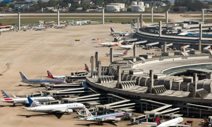 Movimento nos aeroportos brasileiros cresce 10% em 2025