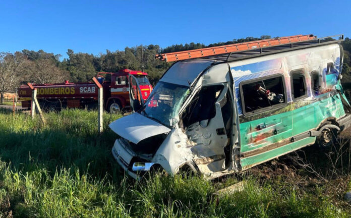 Acidente entre van e caminhão deixa feridos na ERS-324, em Casca
