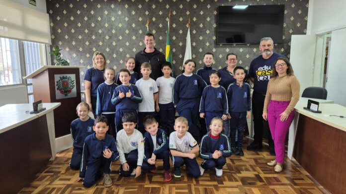 Câmara de Casca recebe visita de alunos da Escola Cívico - Militar Ana Paula Fincatto