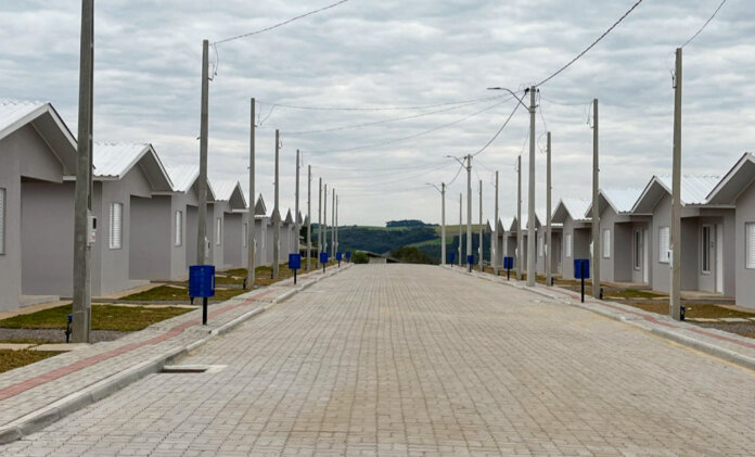 Santo Antônio do Palma inaugura unidades habitacionais e trecho de asfalto com presença do governador Eduardo Leite
