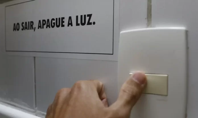 Conta de luz terá bandeira tarifária vermelha patamar 2 em agosto