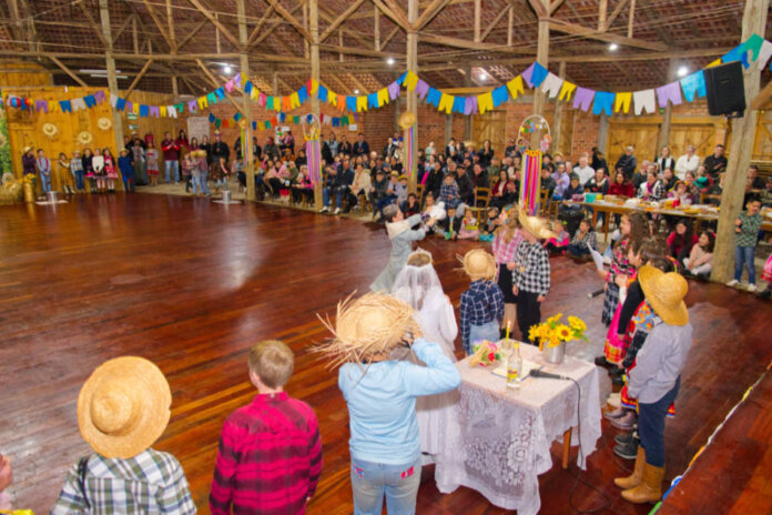 Arraiá da EMEF Gonçalves Dias reuniu grande público no CTG em Vanini