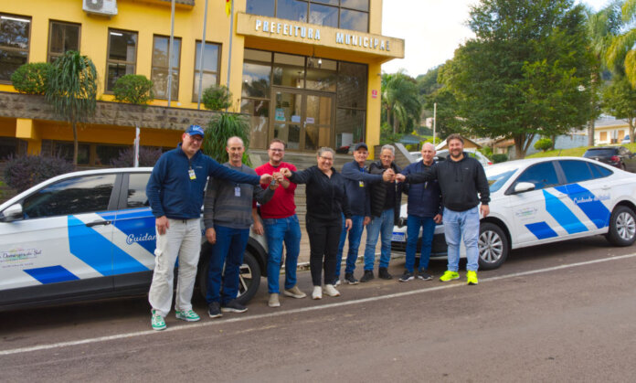 Dois veículos novos foram adquiridos para a Secretaria da Saúde de São Domingos do Sul