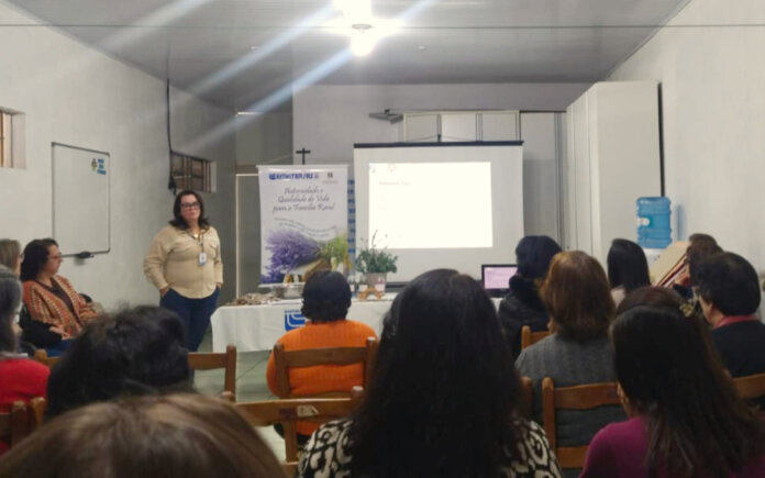 Emater/RS-Ascar realiza palestra e demonstração sobre uso de plantas medicinais em Vanini