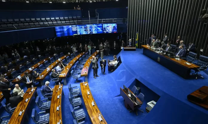 Senado aprova isenção de IR para quem ganha até dois salários-mínimos