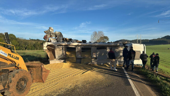 Acidente bloqueia ERS-324 entre Vila Maria e Casca