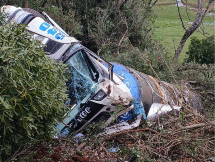 Remoção de carga de caminhão tombado na ERS-324 acontece nesta quinta-feira