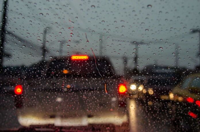 Frente fria avança e provoca chuva e ventos fortes no Estado