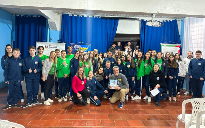 Escola Vitória foi selecionada para edição 2025 do programa Deputado por um Dia