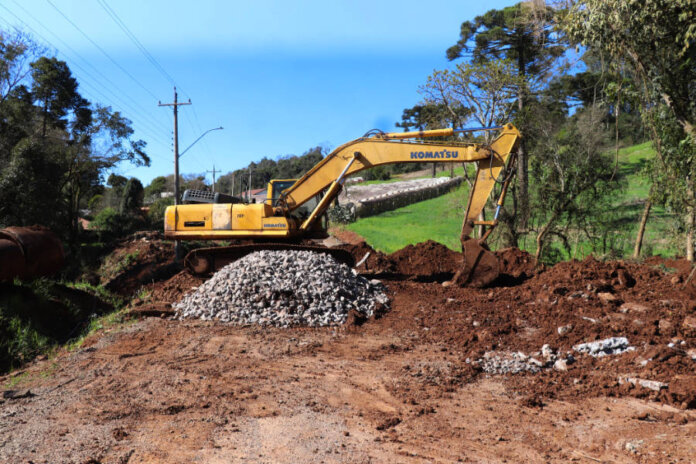 Obra de pavimentação no acesso à Vila Histórica de Evangelista avança e trânsito está bloqueado pela ERS-129