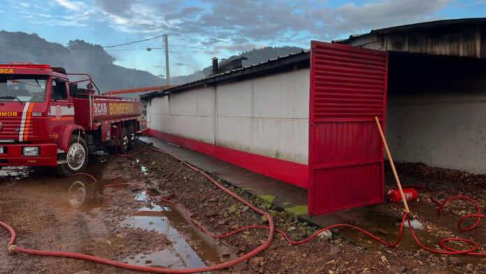 Bombeiros do SCAB Casca controlam incêndio em aviário no interior de Camargo