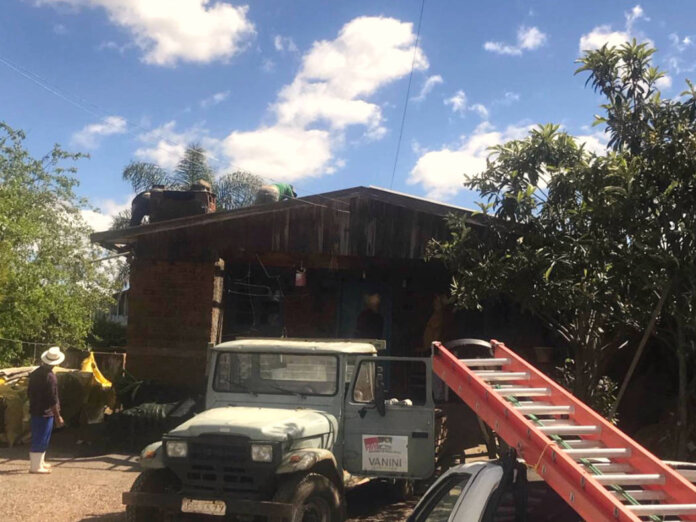Defesa Civil e Administração Municipal entregam telhas a famílias atingidas pelo vendaval em Vanini