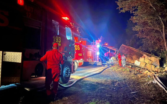 Acidente com caminhão na ERS-324 deixa motorista ferido