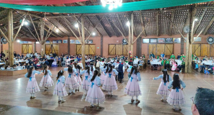 Semana Farroupilha de Casca é aberta com escolas no CTG Laço da Amizade