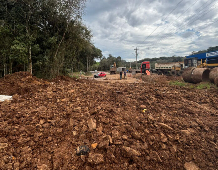 Acesso à Vila Histórica de Evangelista é liberado após instalação de galerias pluviais