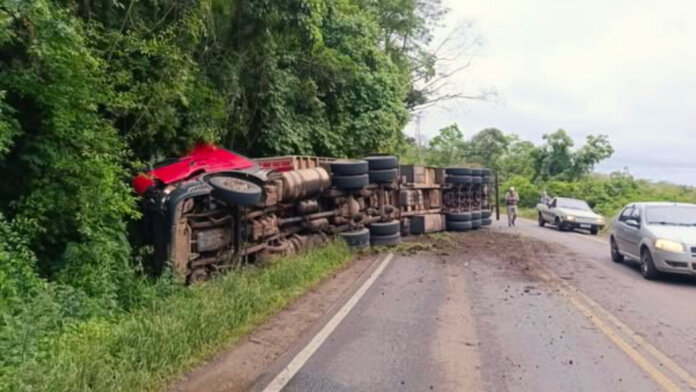 Motorista morre após carreta tombar em Vila Maria