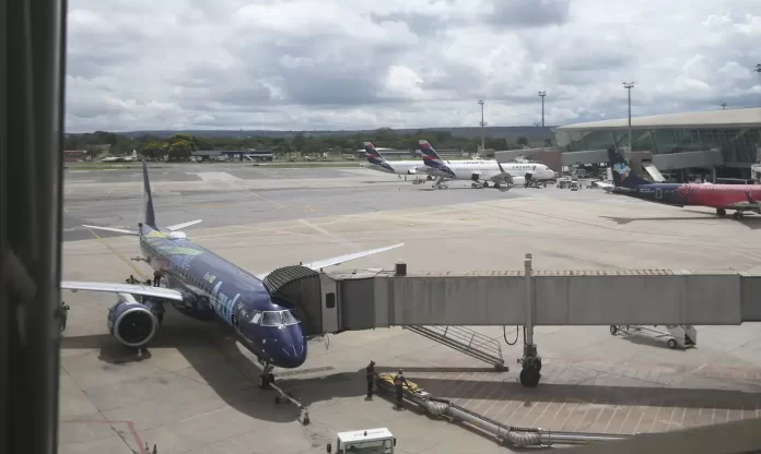 Avião supera ônibus como segundo meio mais comum de viagens pessoais