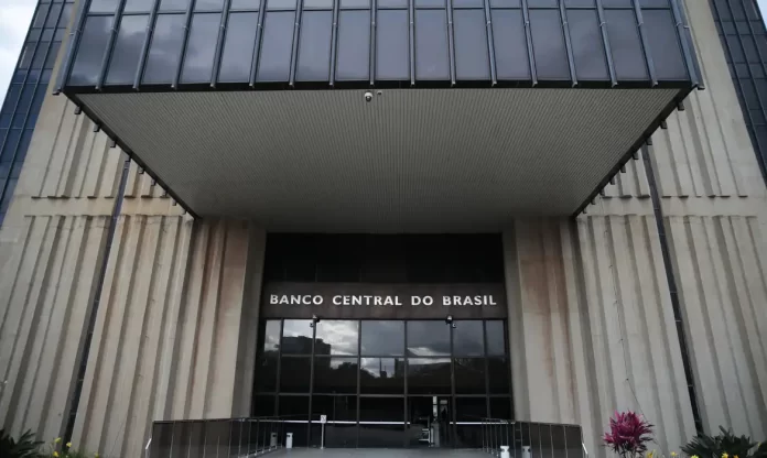 Mercado financeiro reduz para 4,72% previsão de inflação em 2025