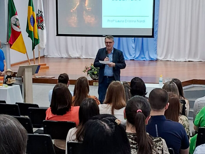 Profissionais da Educação foram homenageados pelo Dia do Professor em Casca