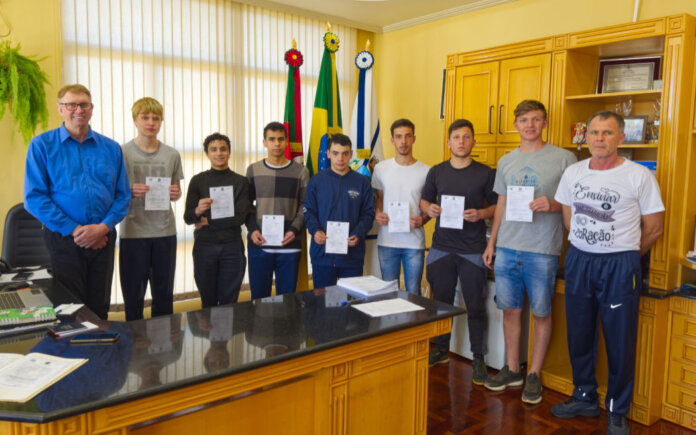 Jovens vaninenses participam de cerimônia de Juramento à Bandeira