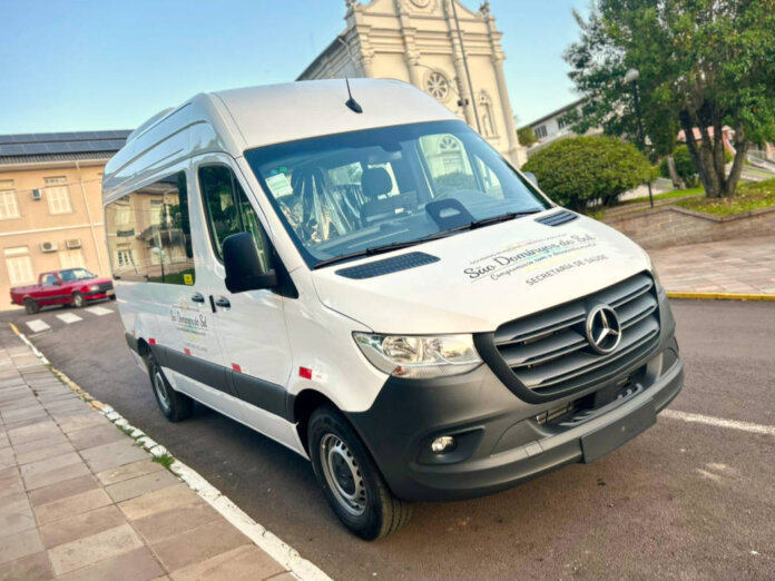 Secretaria da Saúde de São Domingos do Sul recebe nova van para transporte de pacientes