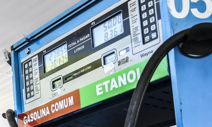 Petrobras reduz preço da gasolina em 4,9% a partir de terça-feira