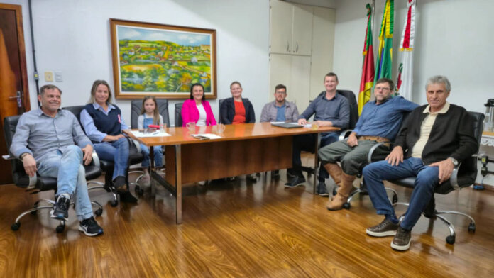 Vereadores e prefeito em exercício de Casca discutem projetos de lei e parcerias entre os Poderes