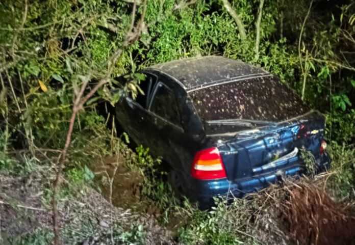 Acidente na ERS-324 deixa três feridos após veículo despencar em ribanceira