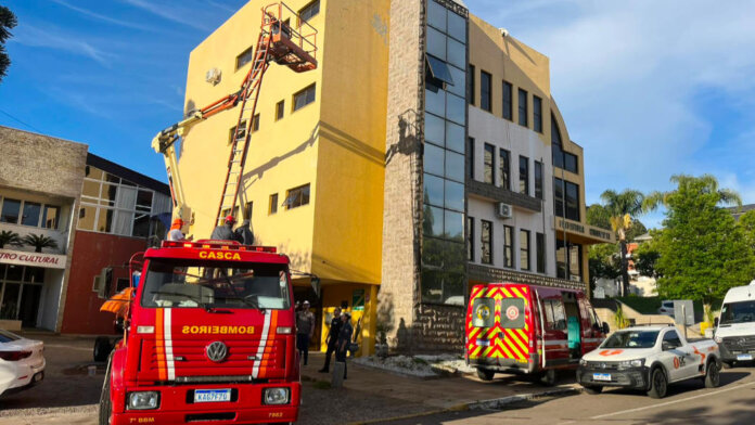 Bombeiros de Casca resgatam trabalhadores presos em plataforma em São Domingos do Sul