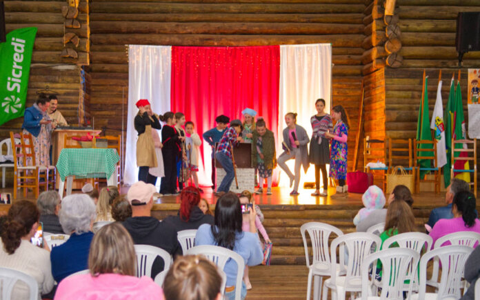 A 8ª Semana das Artes e Livros de São Domingos do Sul teve início na segunda-feira (6), com a cerimônia de abertura realizada no CTG Presilha Serrana. O evento marcou o início de uma semana voltada à valorização da arte, da literatura e dos talentos locais.