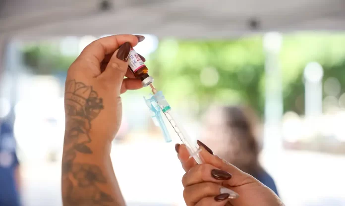 Ministro faz apelo por atualização da caderneta vacinal das crianças