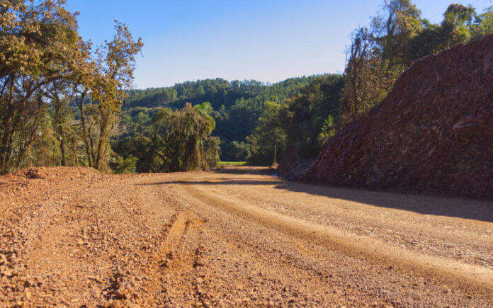 Trânsito é interrompido para obras de asfaltamento no Morro do Razera, em David Canabarro