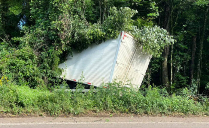 Caminhão sai da pista e colide com árvores na ERS-129, em Casca