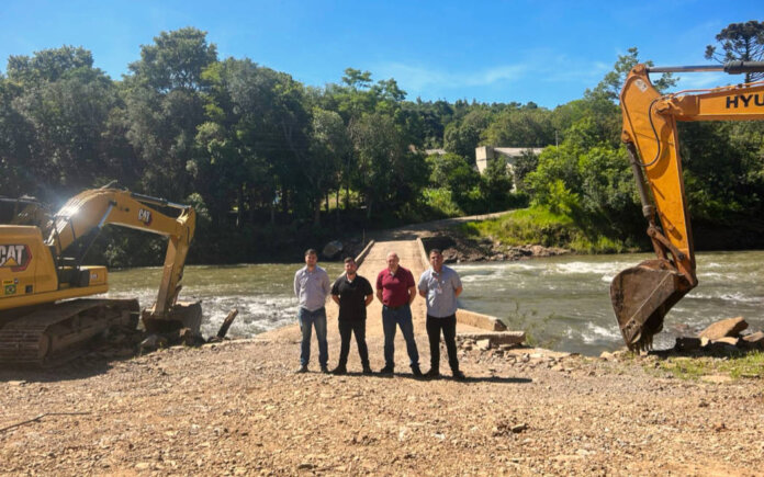 Máquinas iniciam trabalho de desassoreamento em São Domingos do Sul