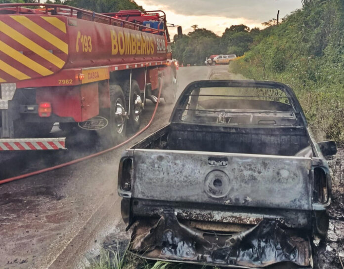 Incêndio destrói veículo na ERS-324; ninguém ficou ferido