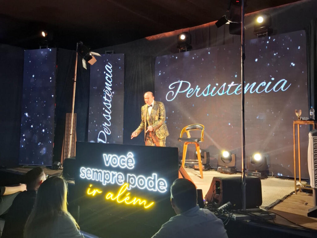 Palestra/show de Otelio Drebes reuniu mais de 700 pessoas em Casca