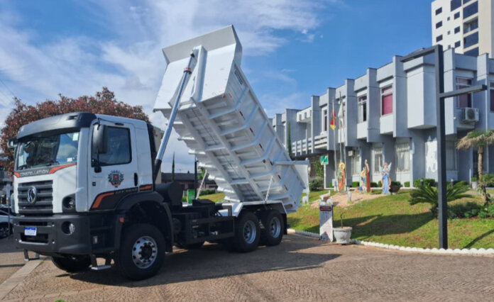 Prefeitura de Casca adquire caminhão basculante com recursos próprios