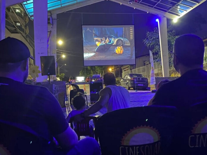 CineSolarzinho leva cinema e integração comunitária a Casca