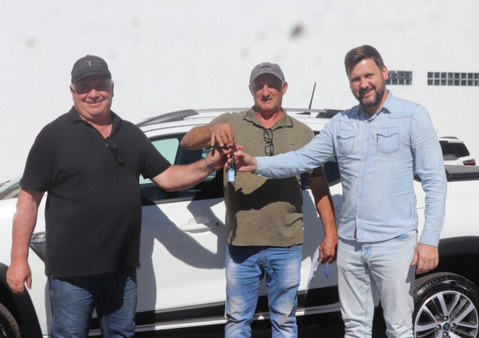 Secretaria de Obras de Casca recebe novo veículo para reforçar frota