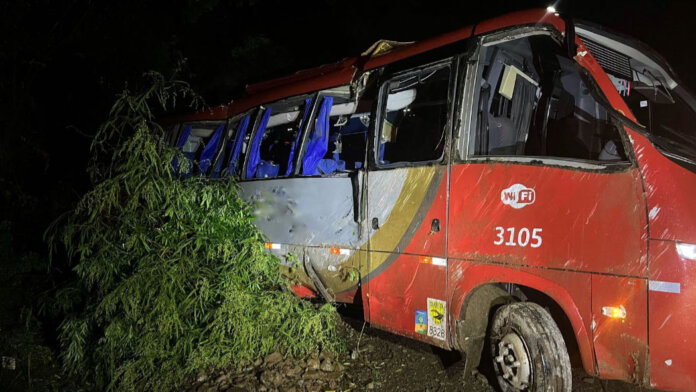 Acidente com micro-ônibus deixa feridos na ERS-324, em Casca