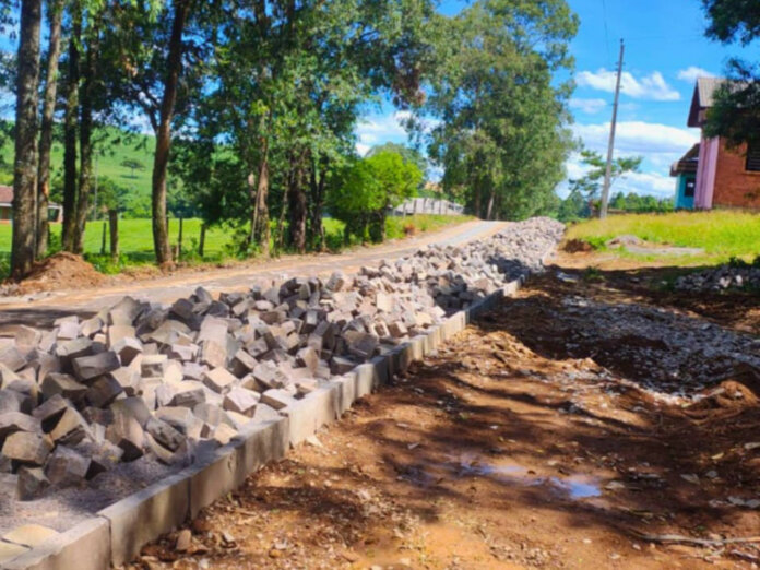 Calçamento é realizado em frente à comunidade de Santo Isidoro, em São Domingos