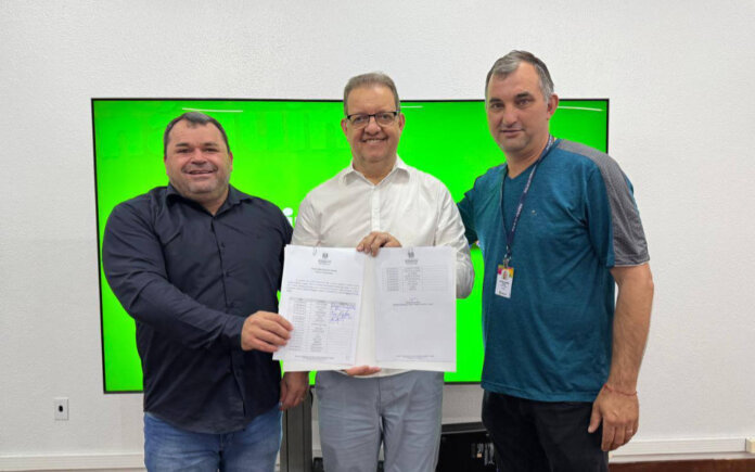 Ciríaco firma convênio para manutenção de estradas vicinais