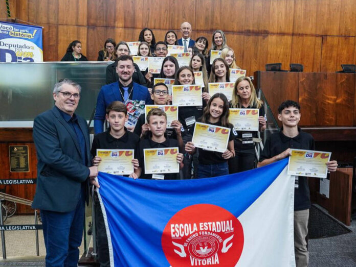 Alunos da Escola Vitória, de Casca, participam do programa Deputado por um Dia na Assembleia Legislativa