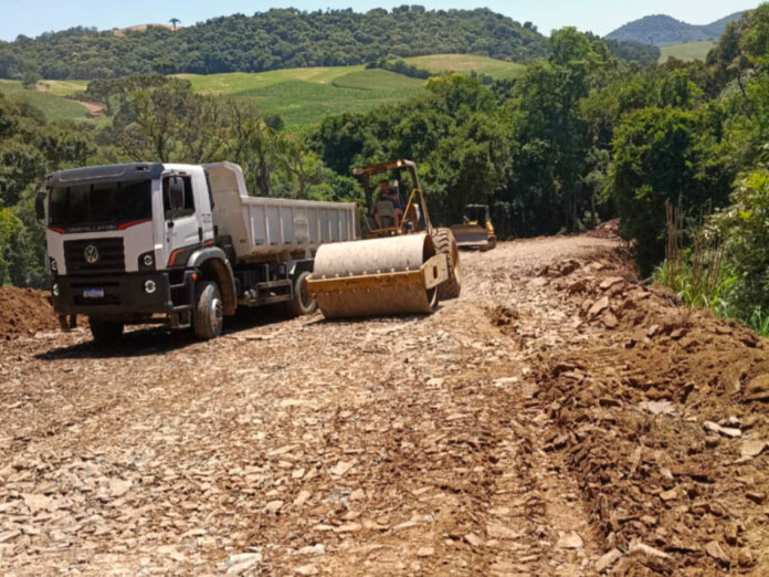 Prefeitura de Vanini realiza melhorias em estrada que liga a Capela São Paulo à ERS-129