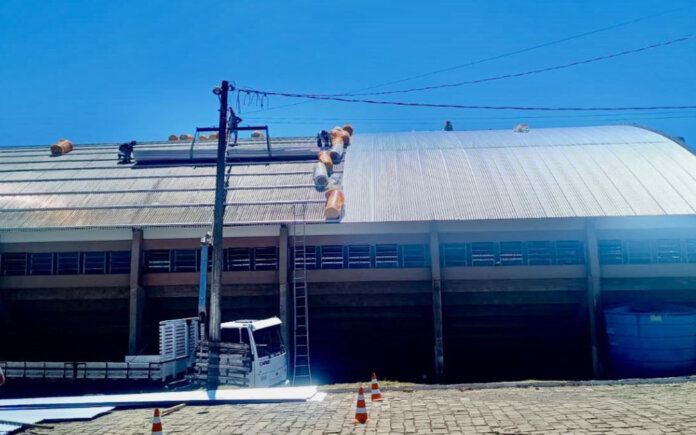 O Centro Esportivo Municipal Ernesto Luiz Cerbaro passa por melhorias com a instalação de uma nova cobertura, equipada com isolamento térmico e acústico. A intervenção tem como objetivo oferecer mais conforto e segurança aos usuários do espaço. Segundo a Administração Municipal, a obra representa um investimento no bem-estar da comunidade e na valorização do patrimônio público. A nova estrutura deve garantir melhores condições para a prática esportiva, atividades escolares e eventos comunitários realizados no ginásio.