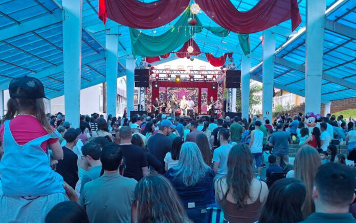 Programação de Natal reúne comunidade na Rua Coberta, em Casca