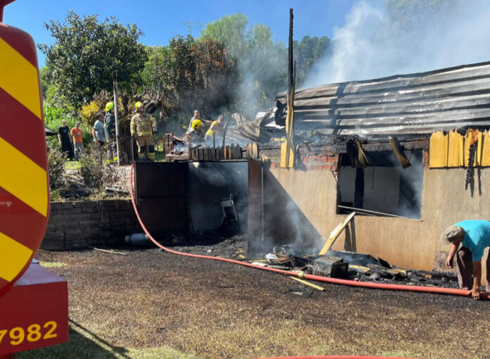 Incêndio destrói residência no Distrito de Santa Gema