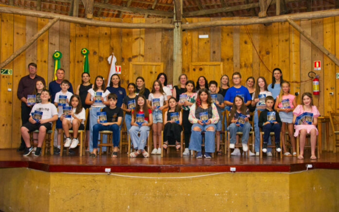 Alunos da EMEF Gonçalves Dias lançam a 16ª edição do livro “Observar, Ler, Pensar para escrever!”, em Vanini